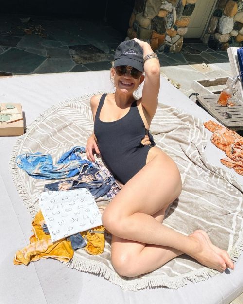 Kate Hudson in Swimsuit Shared Instagram Photos 2020/05/27 2