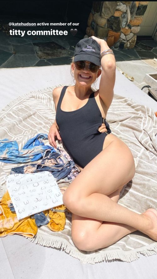 Kate Hudson in Swimsuit Shared Instagram Photos 2020/05/27
