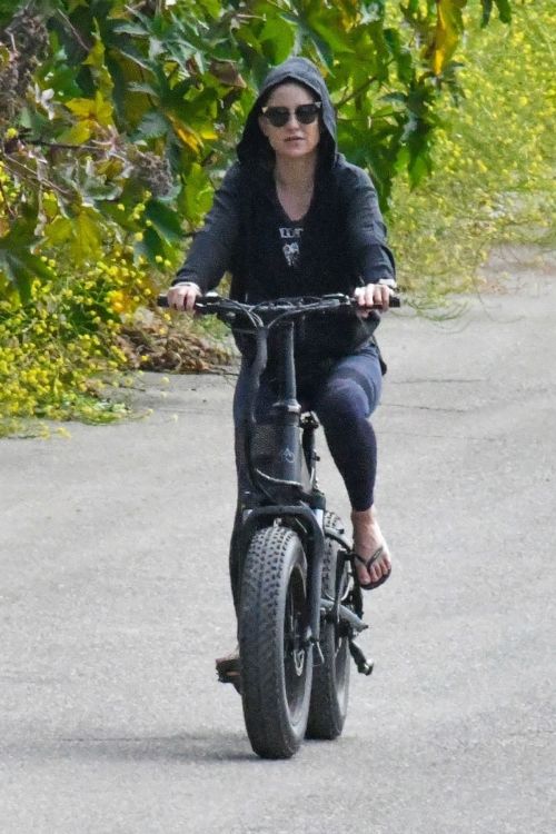 Kate Hudson Out Riding a Bike in Malibu 2020/06/06