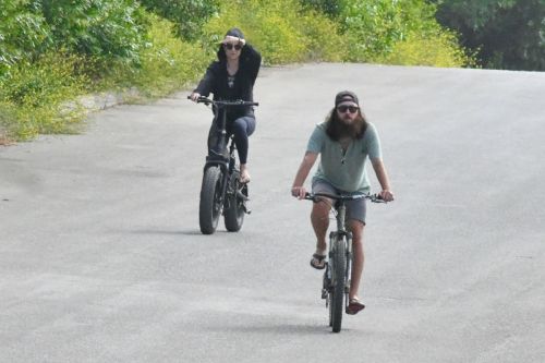 Kate Hudson Out Riding a Bike in Malibu 2020/06/06 2