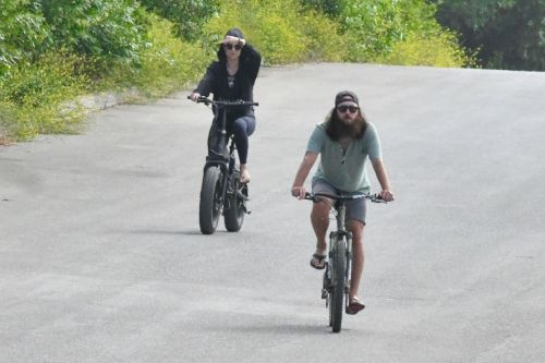 Kate Hudson Out Riding a Bike in Malibu 2020/06/06 1