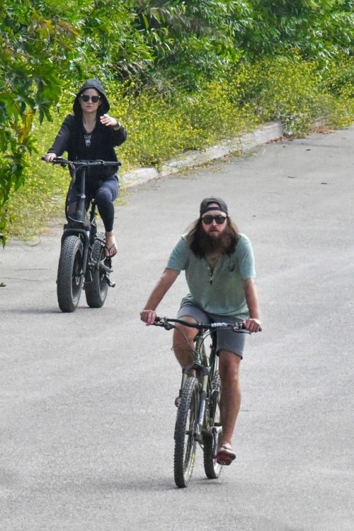 Kate Hudson Out Riding a Bike in Malibu 2020/06/06