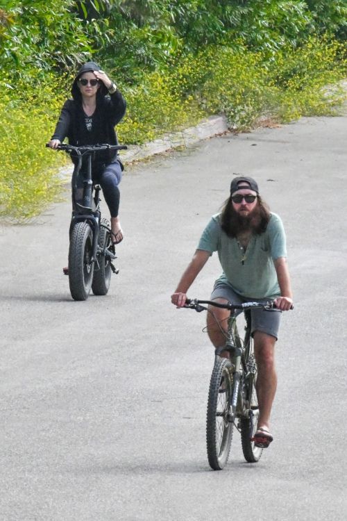 Kate Hudson Out Riding a Bike in Malibu 2020/06/06 3