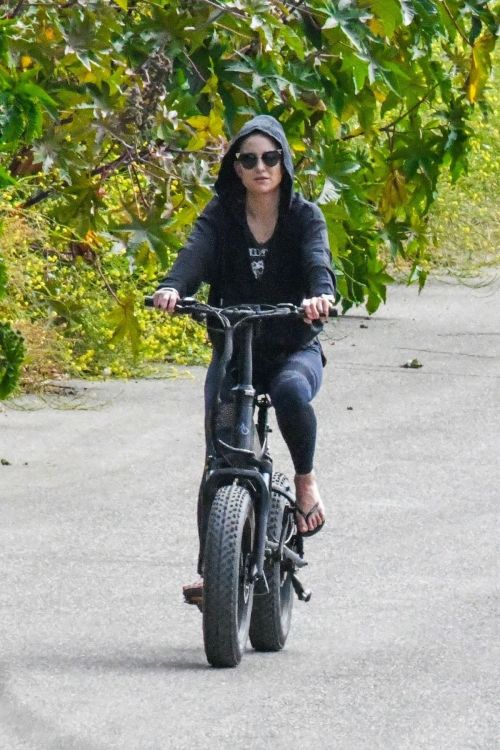 Kate Hudson Out Riding a Bike in Malibu 2020/06/06 4