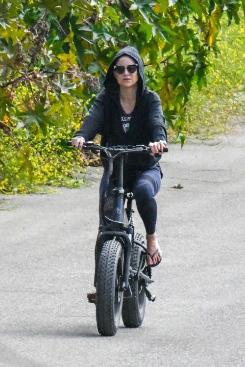 Kate Hudson Out Riding a Bike in Malibu 2020/06/06 6