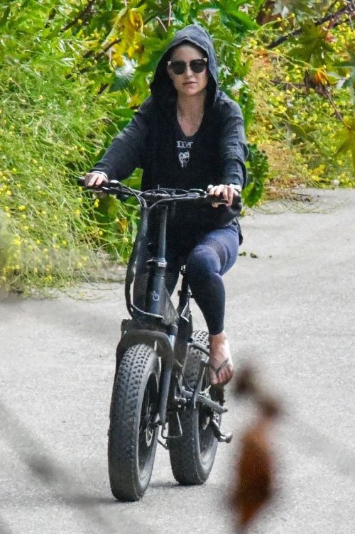 Kate Hudson Out Riding a Bike in Malibu 2020/06/06 7