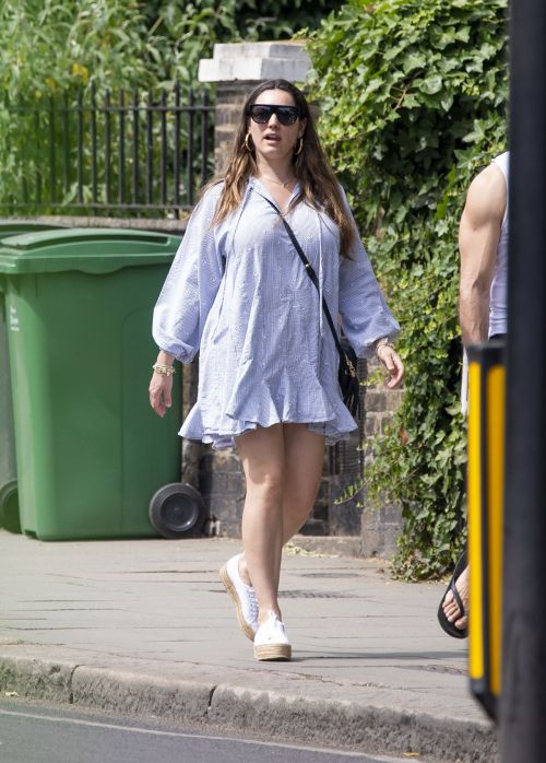 Kelly Brook flashes her Toned Legs Out in Belsize Park in London 2020/06/02 2