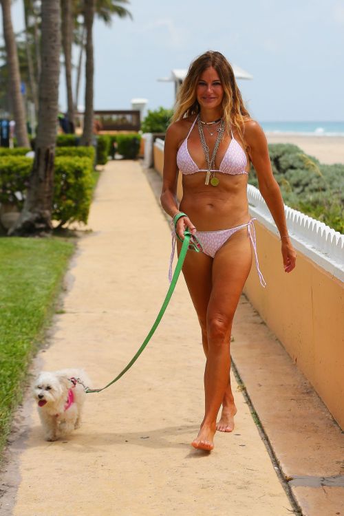 Kelly Killoren Bensimon in Light Pink Bikini at Beach in Palm Beach 2020/06/02