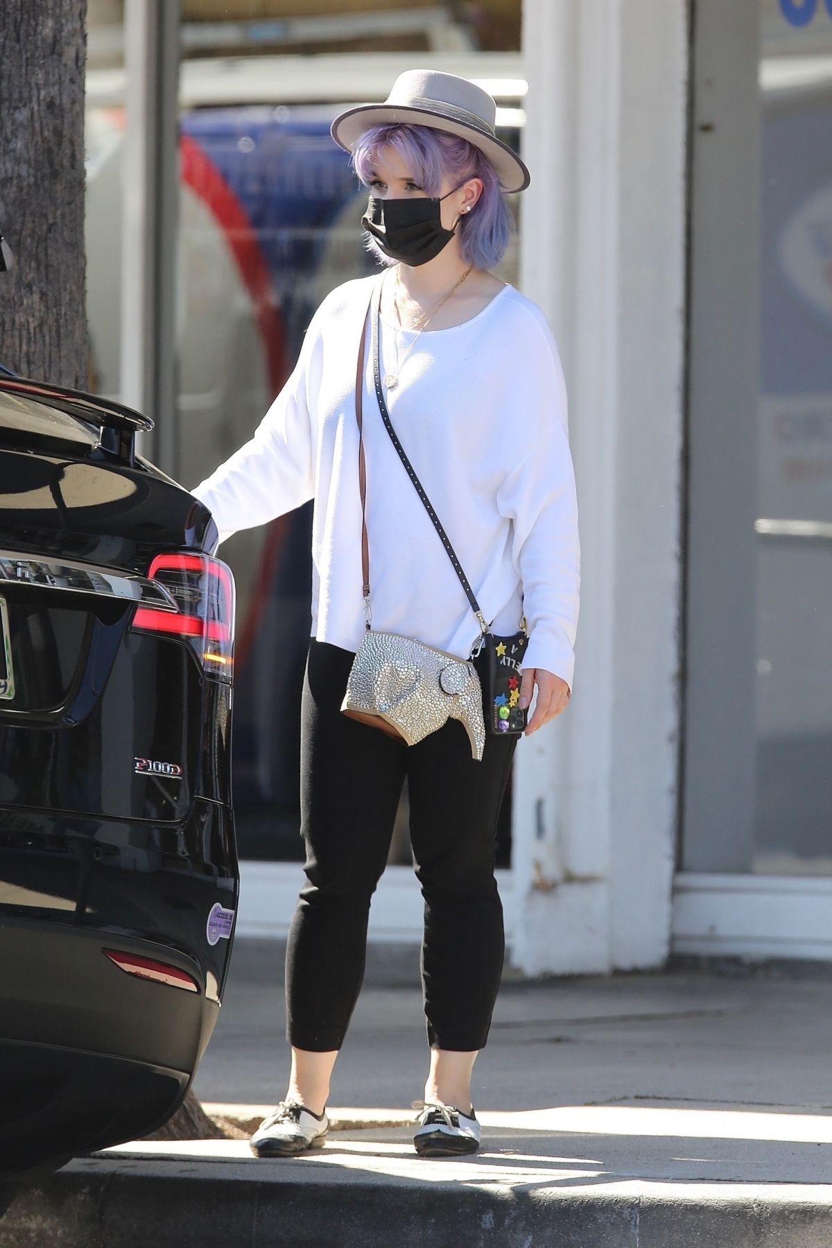 Kelly Osbourne at Healthy Spot Pet Supply Store in Los Angeles 2020/06/10