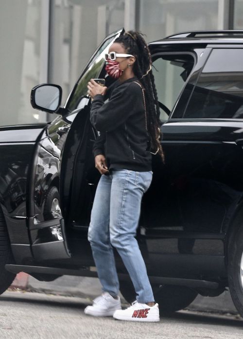 Kelly Rowland Arrives at a Doctor