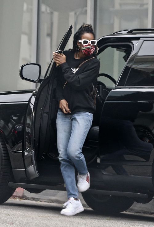 Kelly Rowland Arrives at a Doctor
