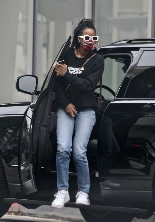Kelly Rowland Arrives at a Doctor