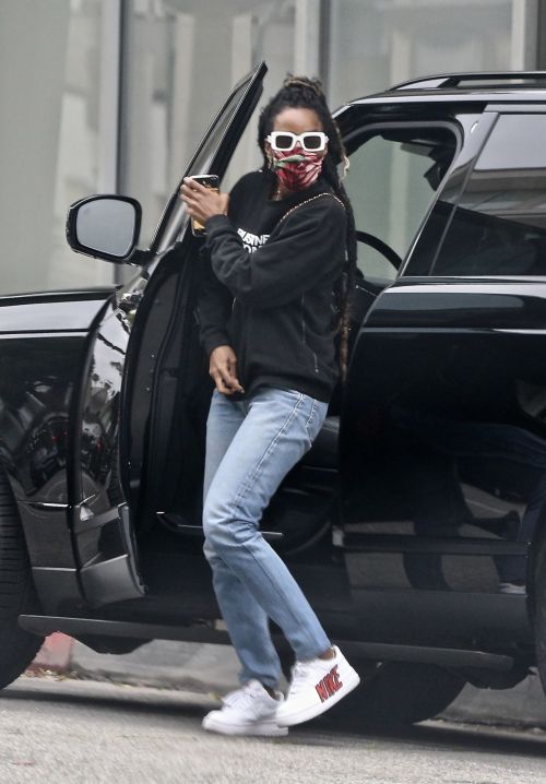 Kelly Rowland Arrives at a Doctor