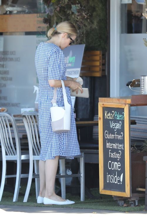 Kelly Rutherford Out with Her Dogs in Santa Monica 2020/06/10 3