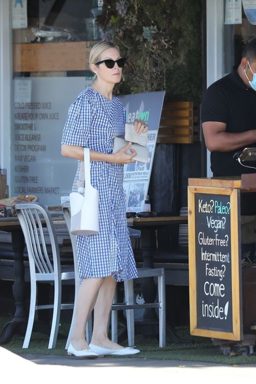 Kelly Rutherford Out with Her Dogs in Santa Monica 2020/06/10