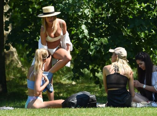 Kimberley Garner with Friends at Hyde Park in London 2020/06/06 4