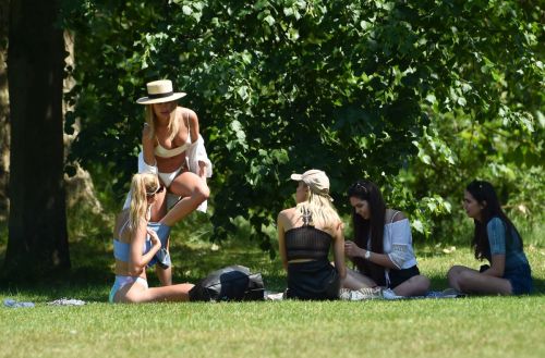 Kimberley Garner with Friends at Hyde Park in London 2020/06/06 8