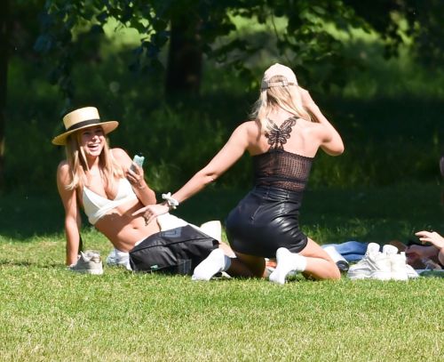 Kimberley Garner with Friends at Hyde Park in London 2020/06/06