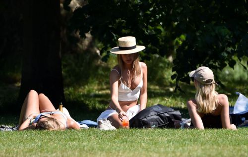 Kimberley Garner with Friends at Hyde Park in London 2020/06/06