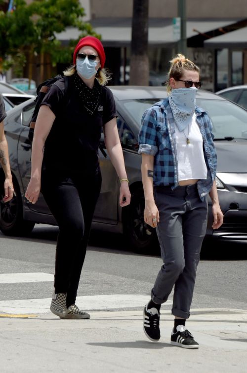 Kristen Stewart goes to Join Black Lives Matter Protest in Hollywood 2020/06/02