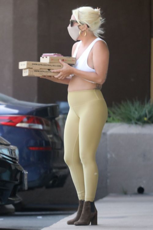 Lady Gaga in Tights Picking Up Food in Malibu 2020/06/14
