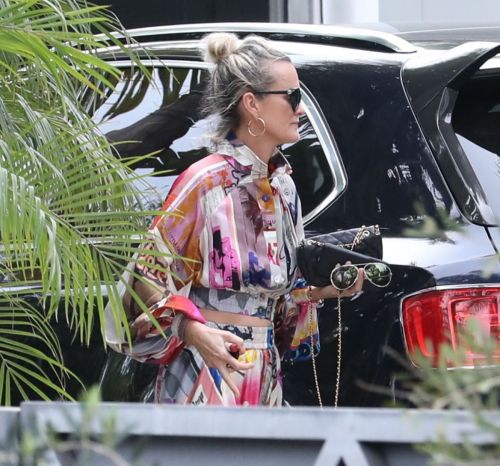 Laeticia Hallyday Out and About in Santa Monica 2020/05/31 5