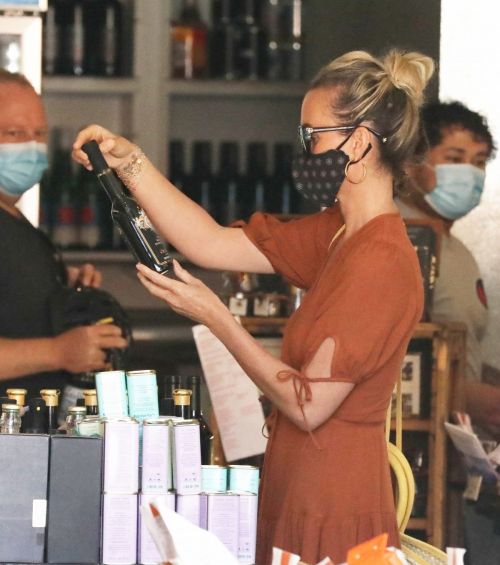 Laeticia Hallyday Out Shopping in Santa Monica 2020/06/06 1