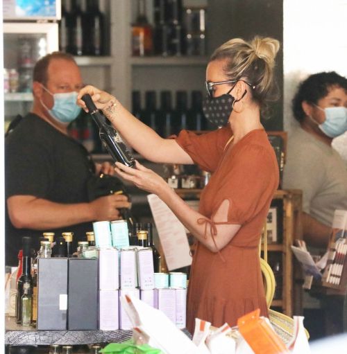 Laeticia Hallyday Out Shopping in Santa Monica 2020/06/06 5