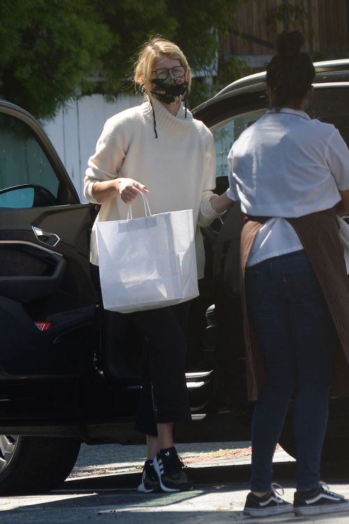 Laura Dern Getting Food Out in Brentwood 2020/05/30 3