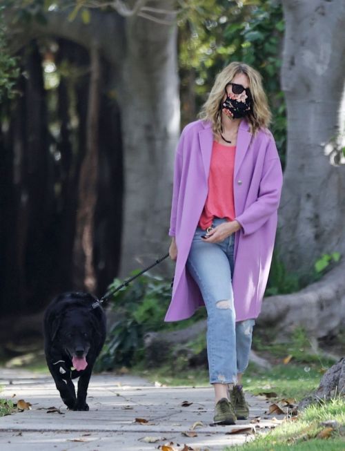 Laura Dern Out with Her Dog in Pacific Palisades 2020/06/02 3