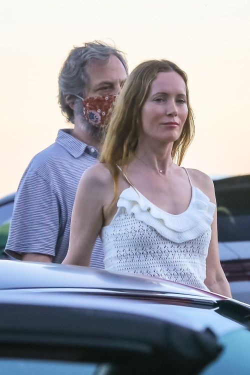 Leslie Mann and Judd Apatow Out for Dinner at Nobu in Malibu 2020/06/09 1