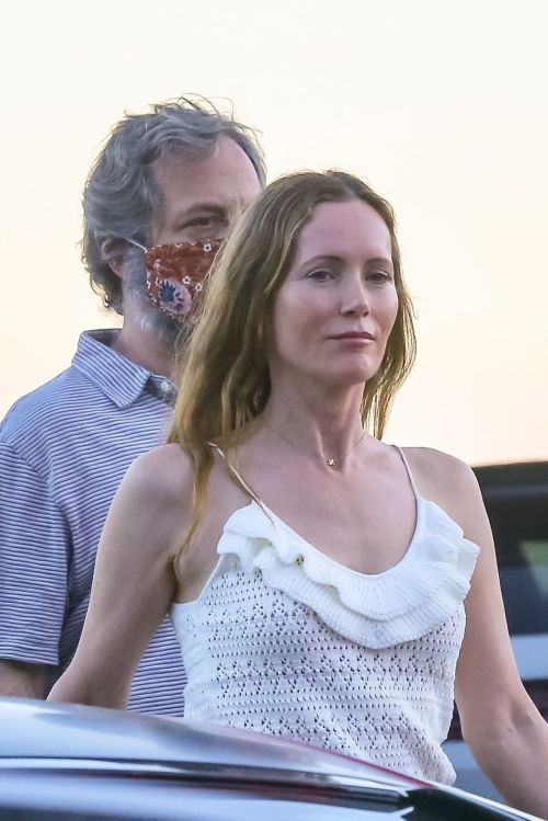 Leslie Mann and Judd Apatow Out for Dinner at Nobu in Malibu 2020/06/09 3