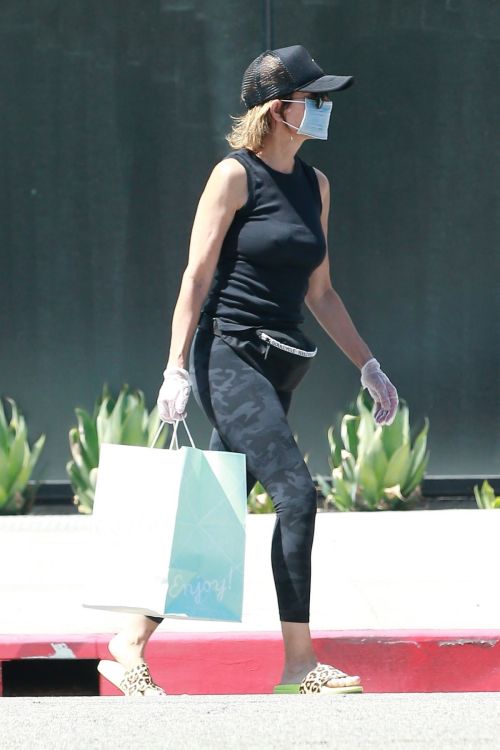 Lisa Rinna Wearing a Mask Out in Los Angeles 2020/06/13
