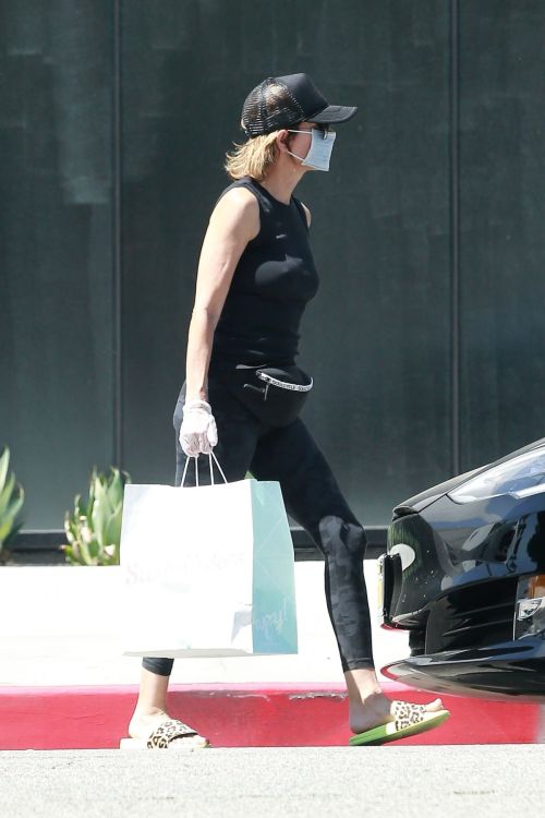 Lisa Rinna Wearing a Mask Out in Los Angeles 2020/06/13 6