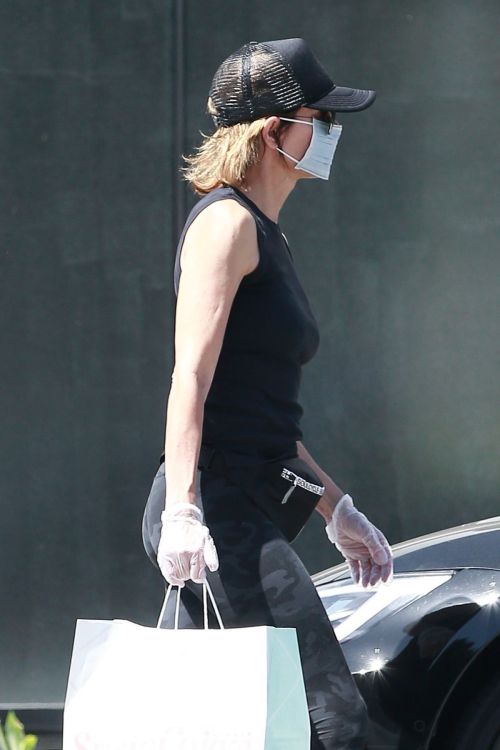 Lisa Rinna Wearing a Mask Out in Los Angeles 2020/06/13 8