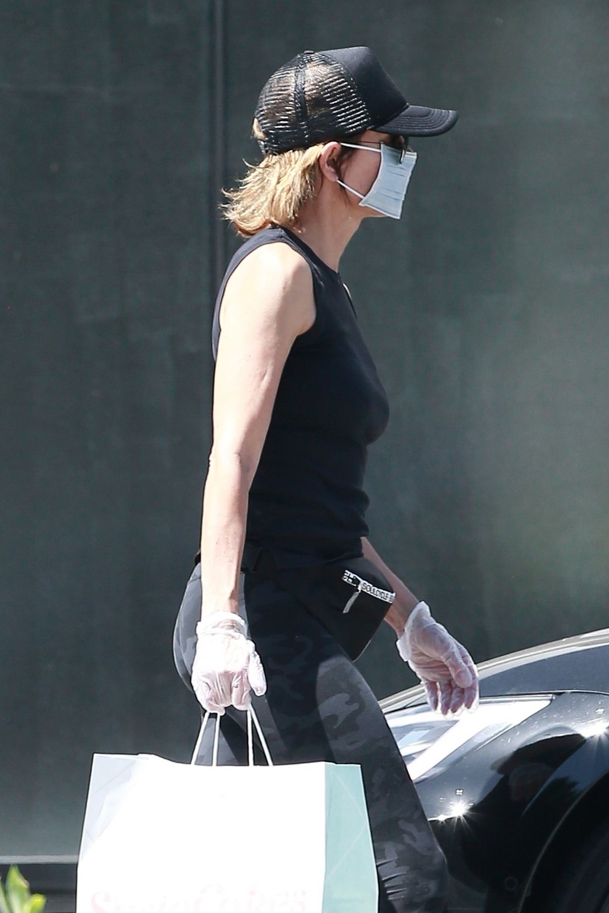 Lisa Rinna Wearing a Mask Out in Los Angeles 2020/06/13