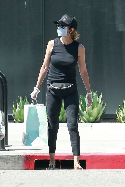 Lisa Rinna Wearing a Mask Out in Los Angeles 2020/06/13 11