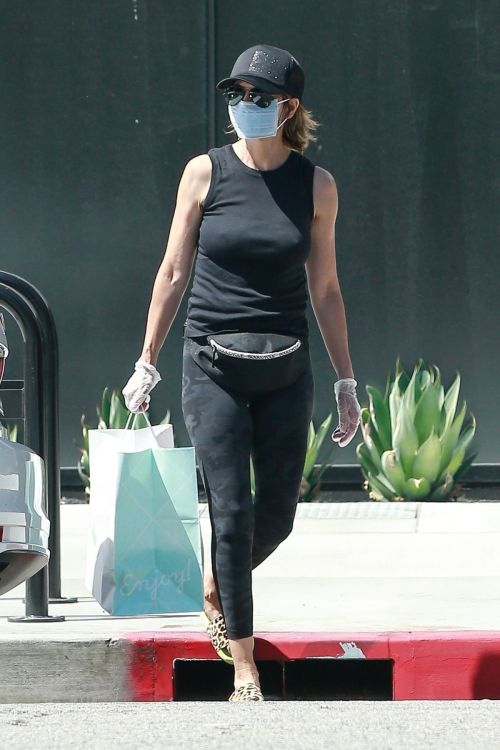 Lisa Rinna Wearing a Mask Out in Los Angeles 2020/06/13 12