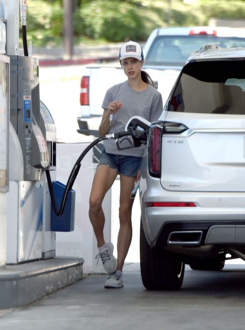 Margaret Qualley at a Gas Station in Los Angeles 2020/06/14