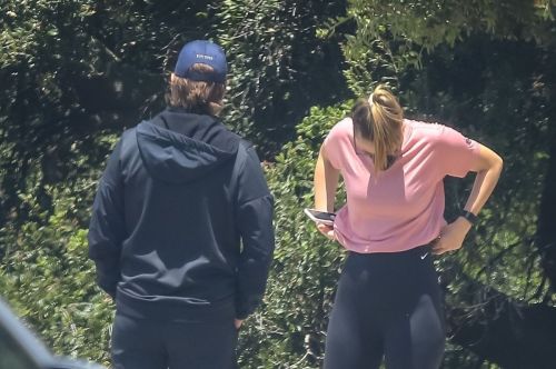 Maria Sharapova and Alexander Gilkes Out Hiking in Malibu 2020/06/20 4