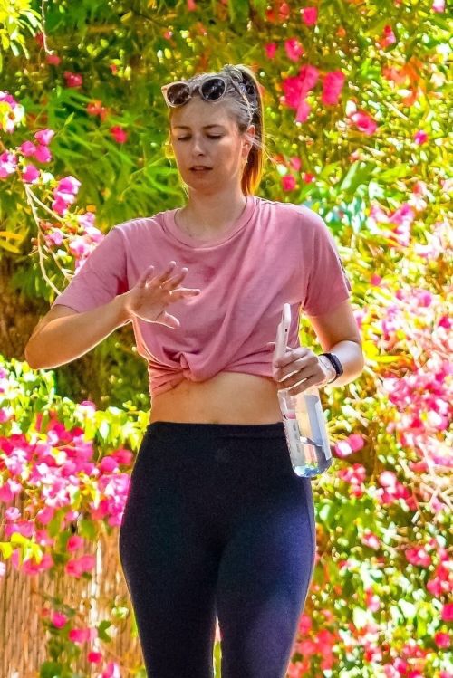 Maria Sharapova and Alexander Gilkes Out Hiking in Malibu 2020/06/20 9