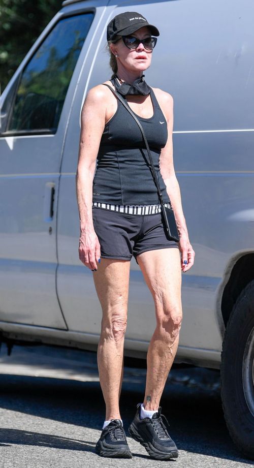 Melanie Griffith Out Hiking in Los Angeles 2020/06/12 7