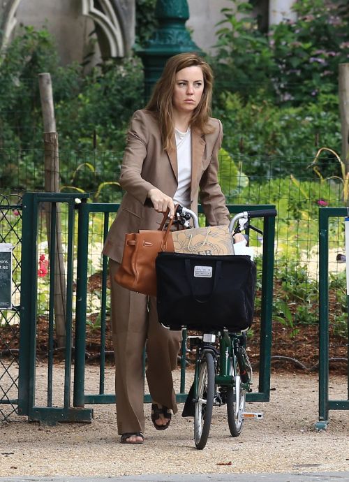 Melissa George Riding a Bike Out in Paris 2020/06/10 9