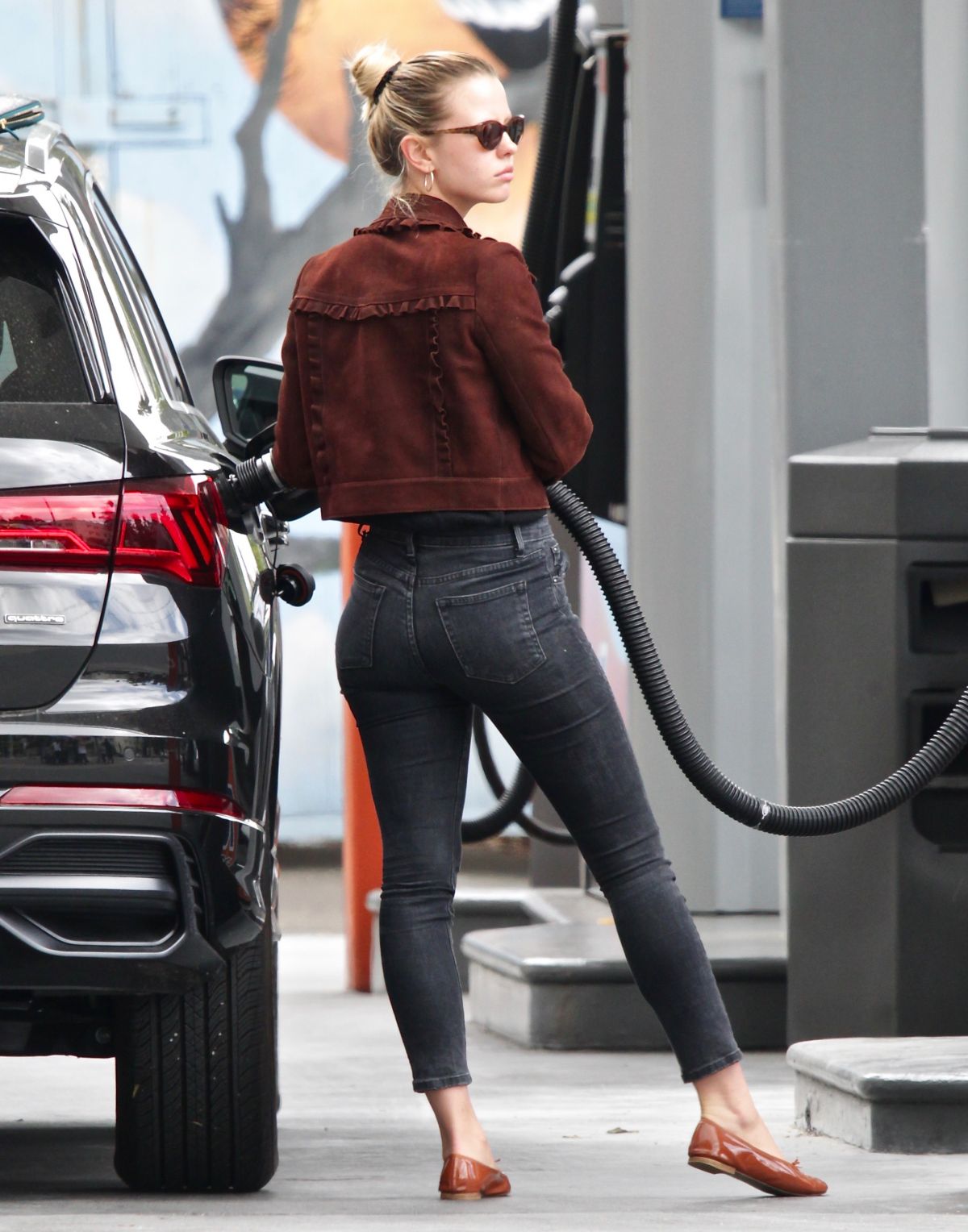 Mia Goth at a Gas Station in Los Angeles 2020/06/08