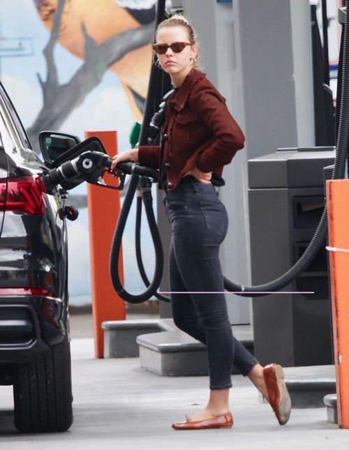Mia Goth at a Gas Station in Los Angeles 2020/06/08 9