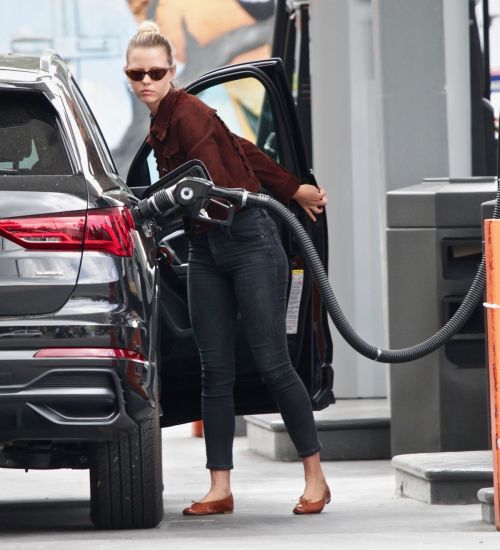 Mia Goth at a Gas Station in Los Angeles 2020/06/08