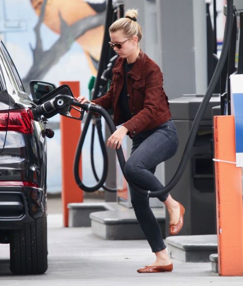 Mia Goth at a Gas Station in Los Angeles 2020/06/08 3