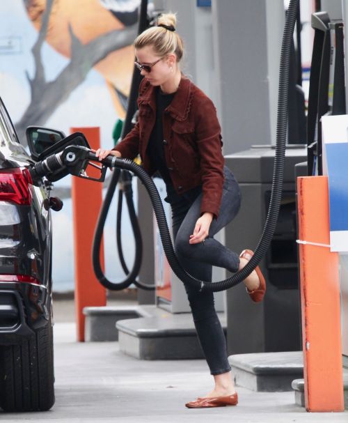 Mia Goth at a Gas Station in Los Angeles 2020/06/08 4