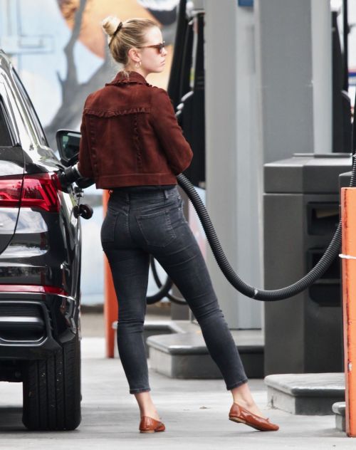 Mia Goth at a Gas Station in Los Angeles 2020/06/08 6