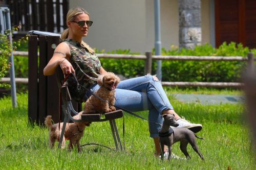 Michelle Hunziker Out with her Dogs in a Park in Bergamo 2020/06/02